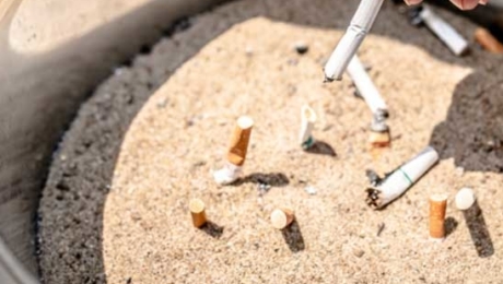 phote de mégots écrasés dans le sable, pollueur-payeur